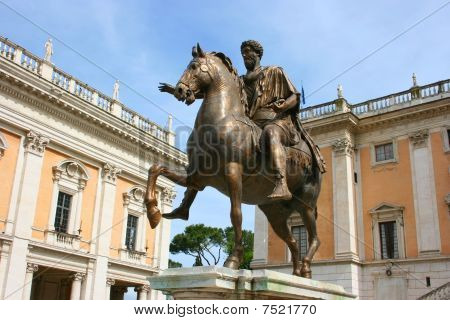 Statua equestre di romano antico
