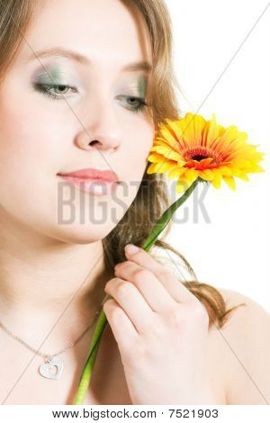 schönes Mädchen mit Blumen