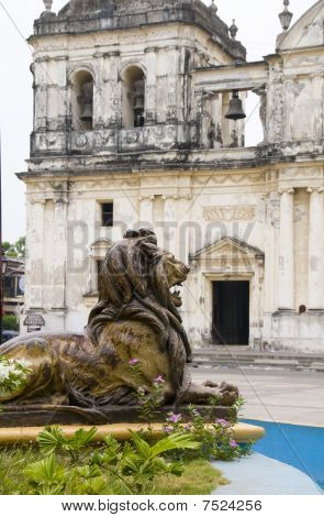 Leone statua fontana davanti alla Basilica Cattedrale di Asuncion Leon Nicaragua