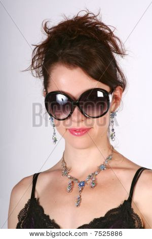 Mädchen in der großen Sonnenbrille