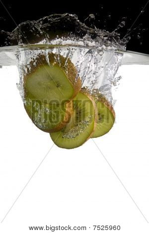 quatre kiwifruits dans l'eau