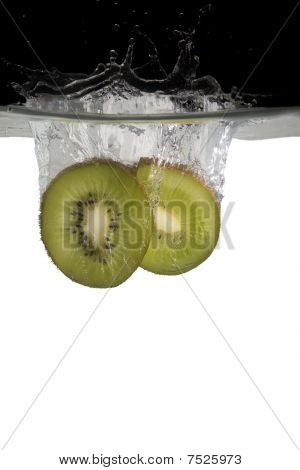deux tranches de kiwi dans l'eau