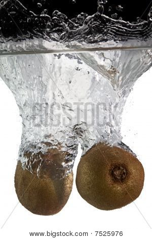 deux kiwifruits dans l'eau