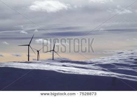 Aerogenerator elettrico mulini a vento neve montagna sfocato in primo piano