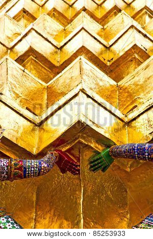 Pavement Gold    Temple   In   Bangkok Hands