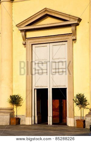 Italy  Lombardy     In  The Robecchetto Old   Church     Wall