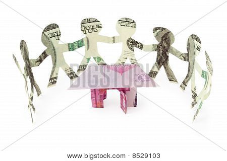 Dólares poco gente danza recortes en semicírculo alrededor de la pequeña casa de denominación monetaria