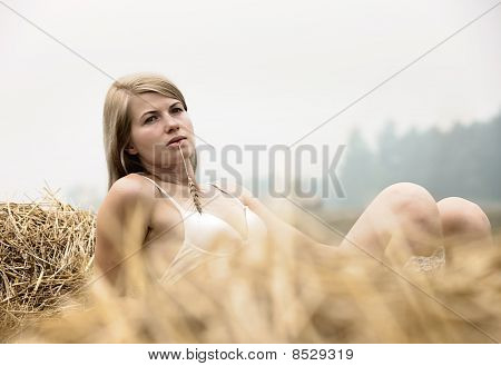 Junge sexy Frau unter das Stroh.