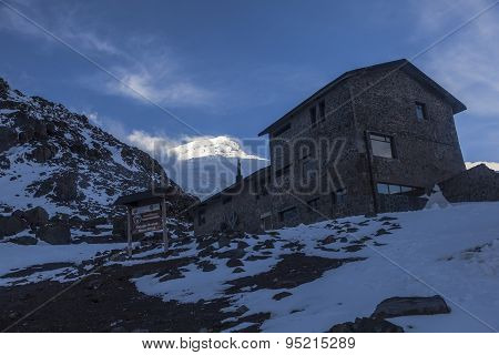 Volcán Cayambe, Refuge