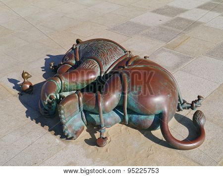 The lion and the mouse in bronze