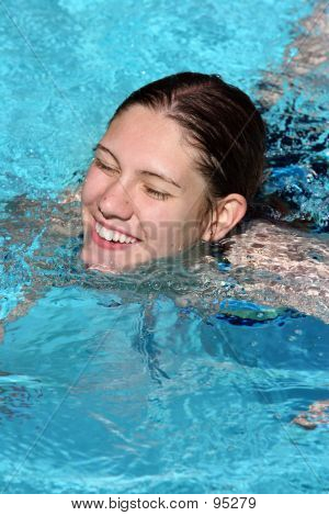 Happy Girl In einem Pool