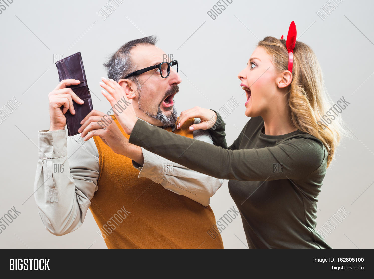 Супруги деньги. Жена прячет деньги. Доллары в женских руках. Жена ищет заначку. Мужчины с купюрами.