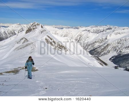 Trekker femme montagne avec raquettes à neige, Les Orres, Alpes, France