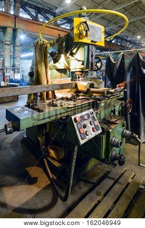 Vertical Milling Machine. The old mechanical cutting equipment.