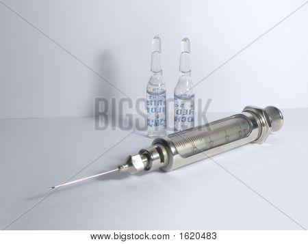 Hypodermiska sprutan och 2 ampuller