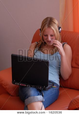 Mladá dívka použití Ip telefon