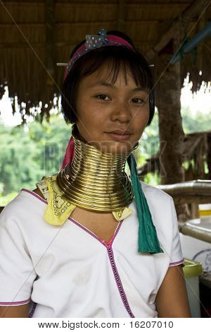 CHANG MAJ, THAILAND - 28 juli: Portræt af ung kvinde fra lange hals landsby 28 juli 2009 i Chan