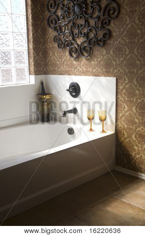 Luxus-Badezimmer mit Sekt und Gläser