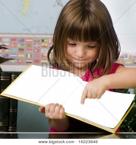 Kleines Kind auf einer Seite in einem Buch