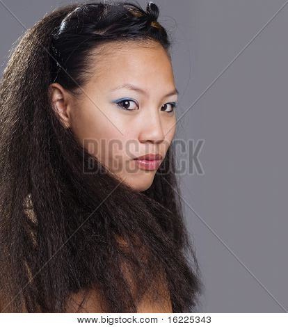 エキゾチックなアジアの美しさで長い髪