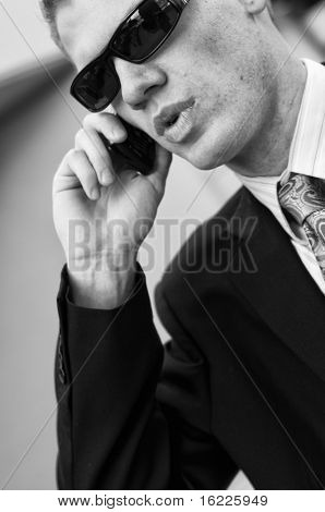 Tajný federální agent přijímání informací na mobil.