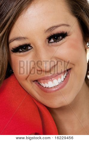 Attraktive smilende positive ung kvinde med hvide perfekt smil