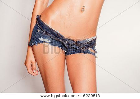 젖은 작은 데님 짧은 반바지를 찢 어