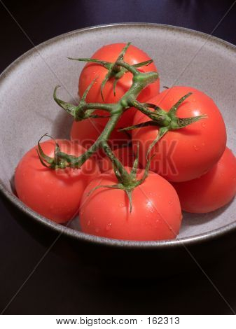 Rote Tomaten auf Vine In Schüssel