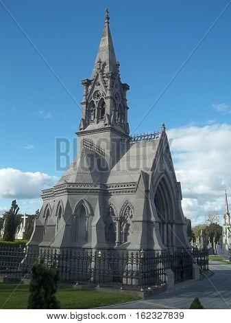 Glasnevin the bigest Cemitery of Ireland, protestants and catholics together.