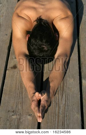 giovane uomo facendo esercizi sul mare