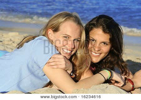 2 Smiley Freunde entspannen Sie am Strand