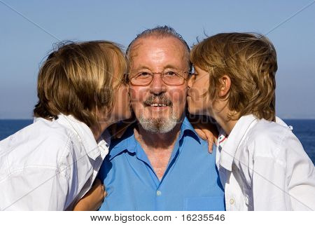 petits-enfants baiser Papi