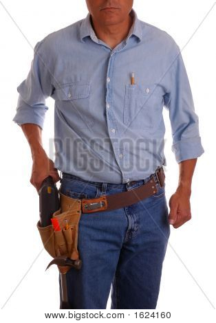Zimmermann im Toolbelt hält-Bohrer