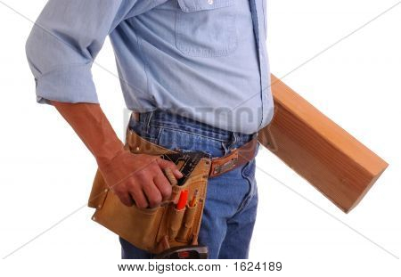 Carpenter hält Holz
