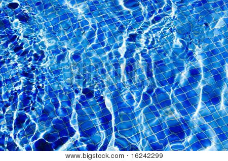 sfondo è costituito da un primo piano dell'acqua della piscina