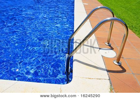 Close up di una piscina in estate
