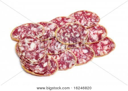 en bunke af salchichon, røde spansk salami, på en hvid baggrund