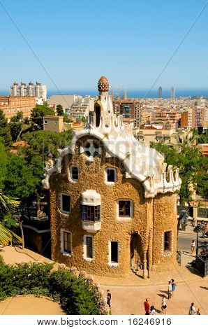 BARCELONA, Spanien - 5 juni: Park Guell på 5 juni 2010 i Barcelona, Spanien. Den imponerende og berømte