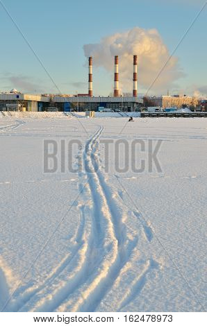 The street is winter.The air is fresh and cold.The snow creaks under your feet.