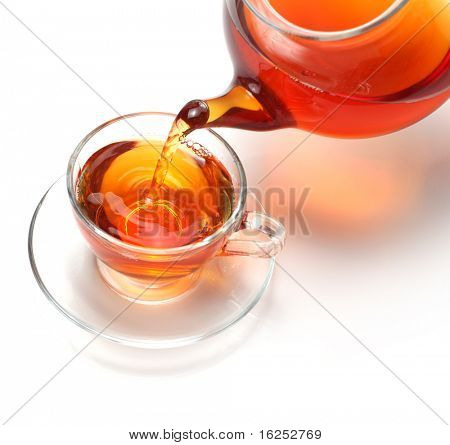 verter el té en una taza de té