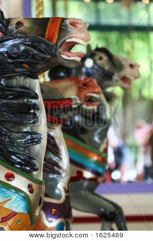 Caballos en un carrusel