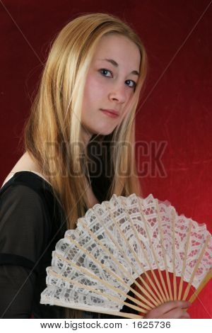 Joven dama con abanico