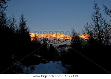 Solnedgangen Over bjergene
