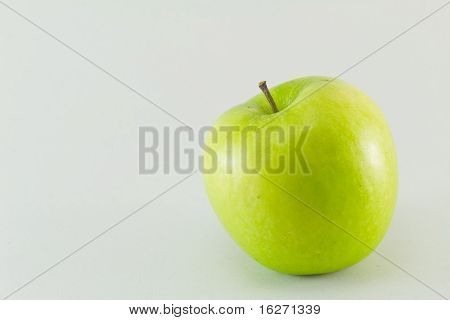 Groene appel op witte achtergrond