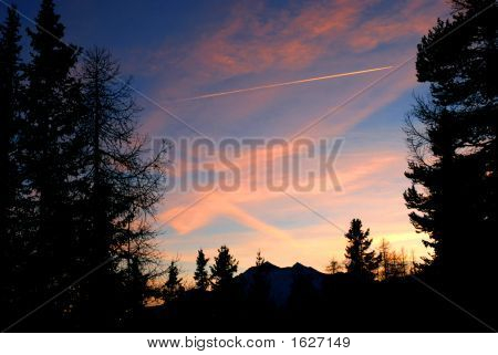 Sonnenuntergang und Vapor trail