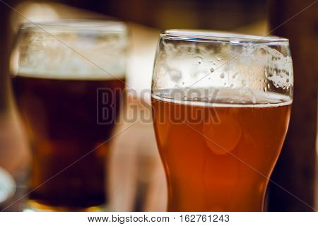 Cerveza artesanal en vasos o pintas. Bebida alcohólica.