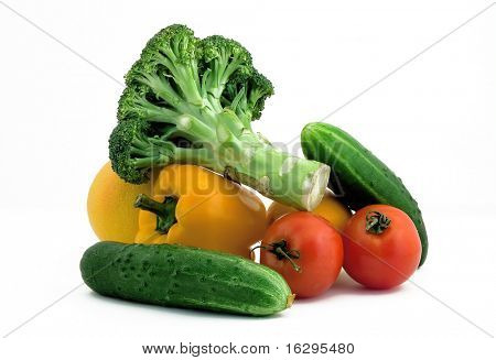 Vegetale morta con cavolo, cetrioli e peperone dolce