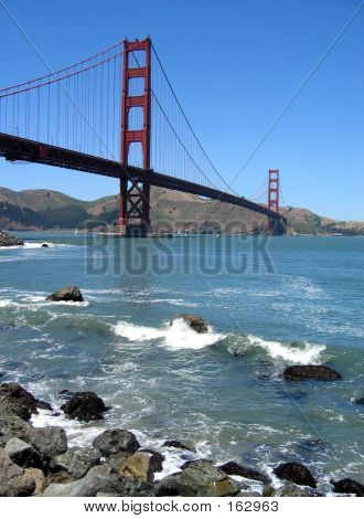 Most Golden Gate z falami