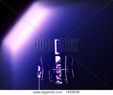 Mikrofon ve světle reflektorů