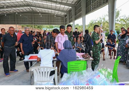 Yala Thailand December 27 2016 Soldier Physician Undertake Service Treat Villager Southern In Thailand.
